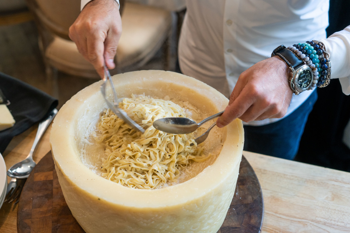 Mixing the pasta